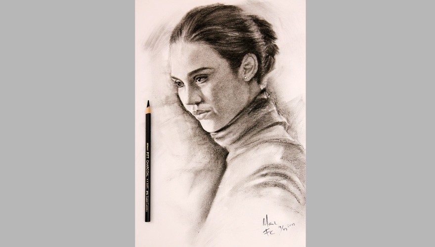 Portret Wanita dengan Charcoal Pencil Pitt